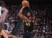 开云下载-独行侠横扫北京队，米切尔高光表现