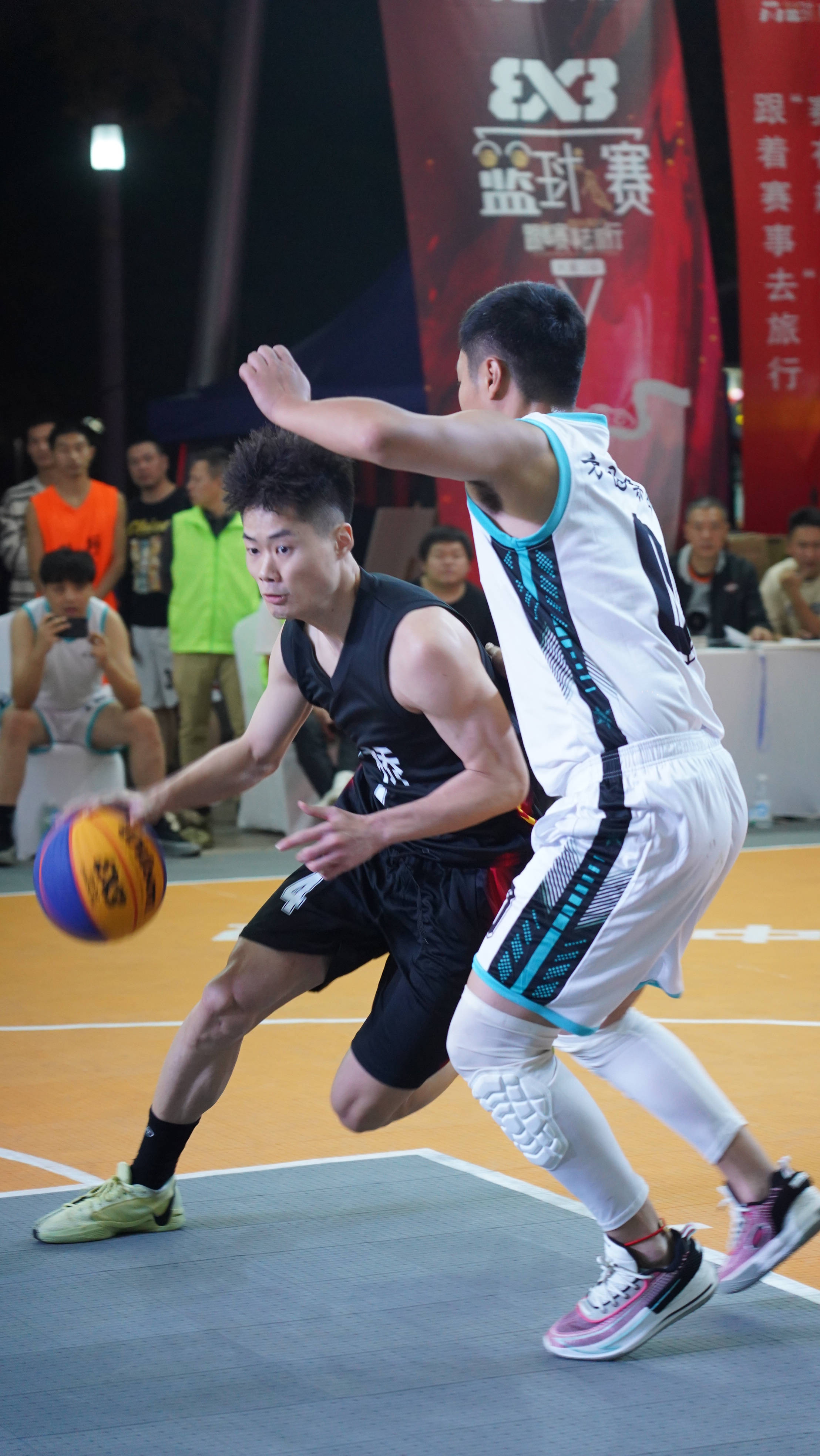 包含篮球比赛现场举办实时抽奖活动，现场气氛热烈的词条