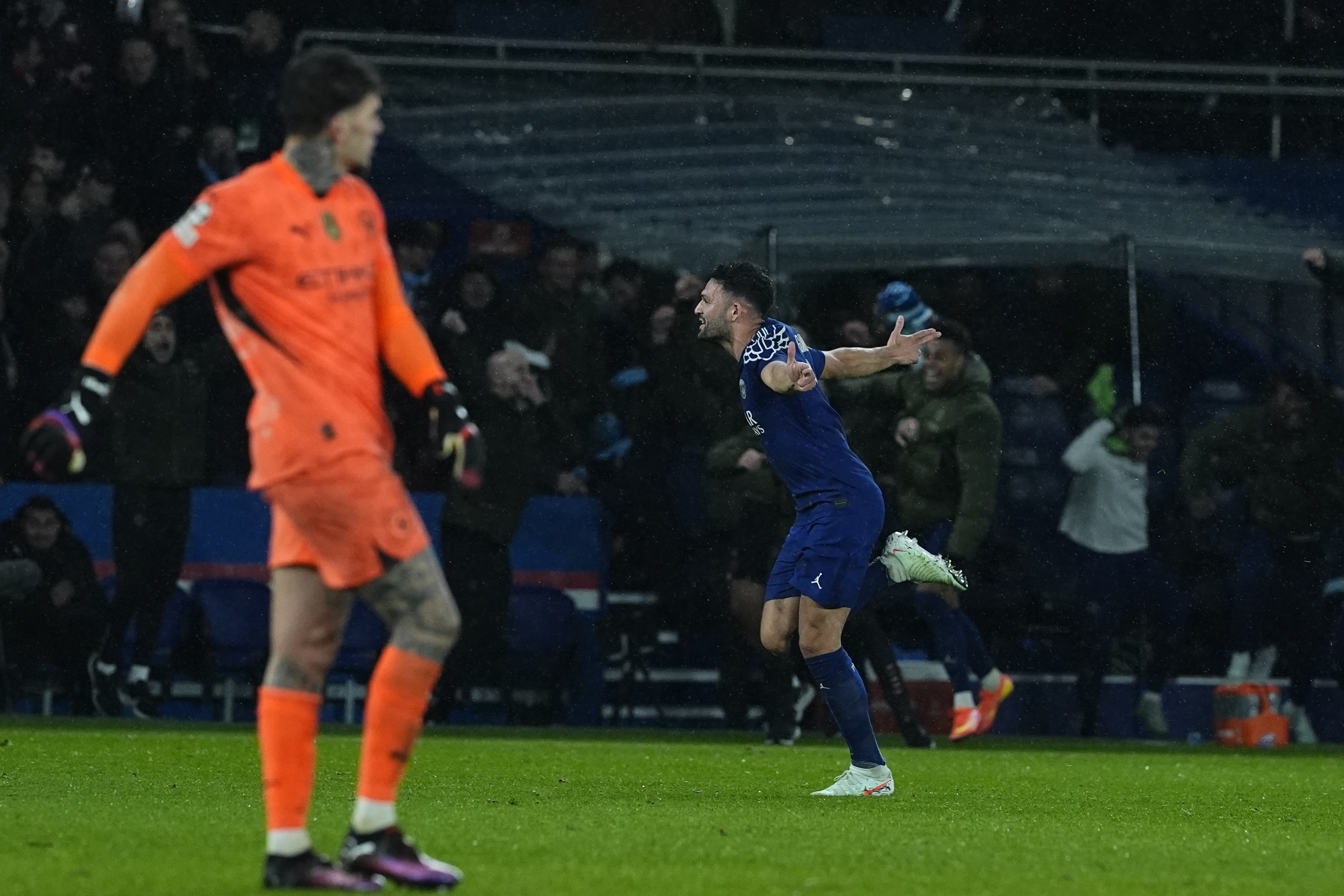 包含巴黎圣日耳曼神勇，豪取连胜的词条