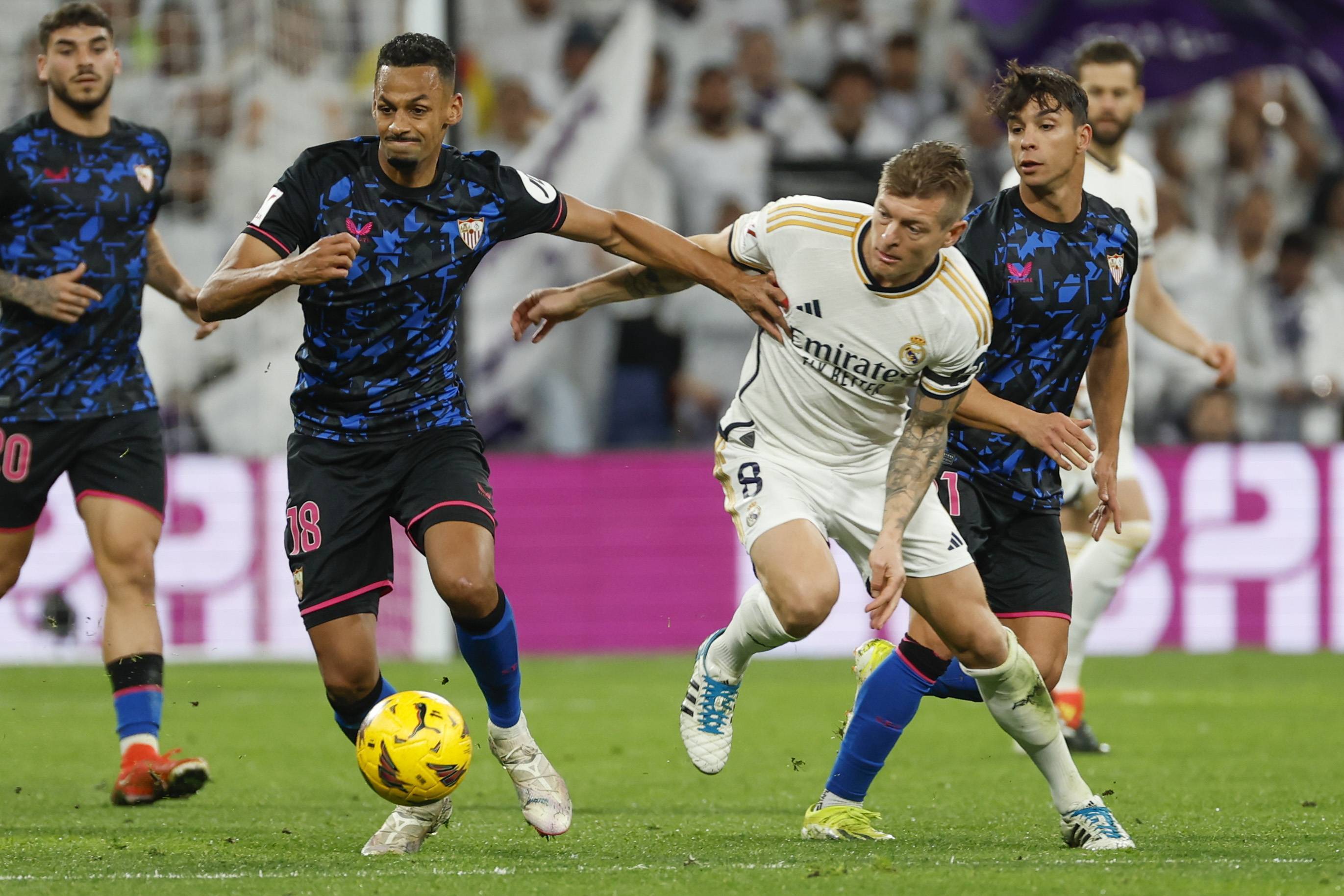 包含巴萨遭遇连败，客战塞维利亚无功而返的词条