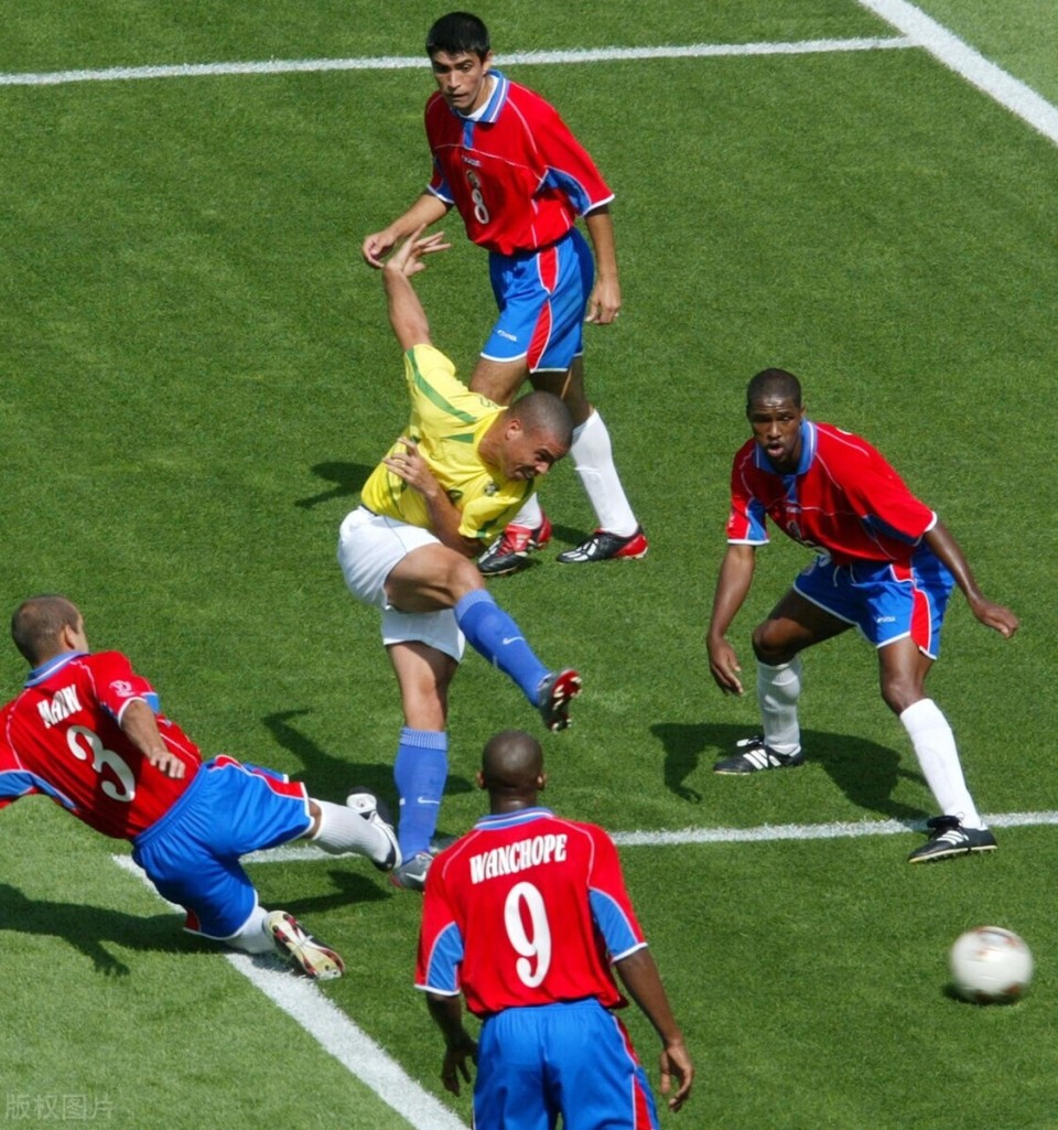 国际足球赛事中激烈的竞争吸引球迷目光的简单介绍