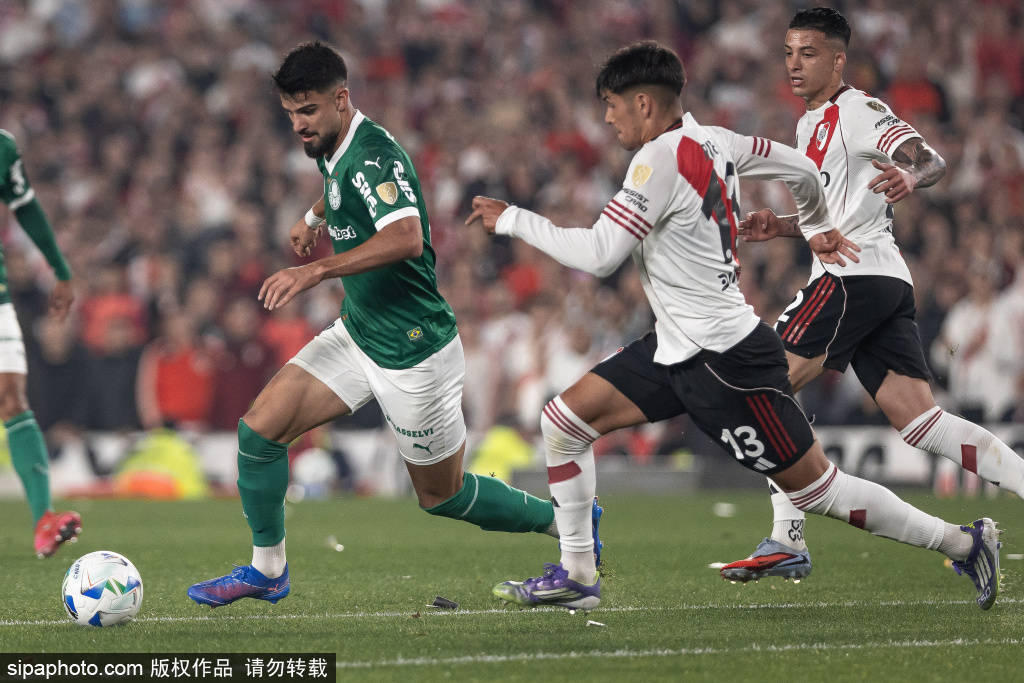 阿根廷主力球员梅西将与葡萄牙队交锋