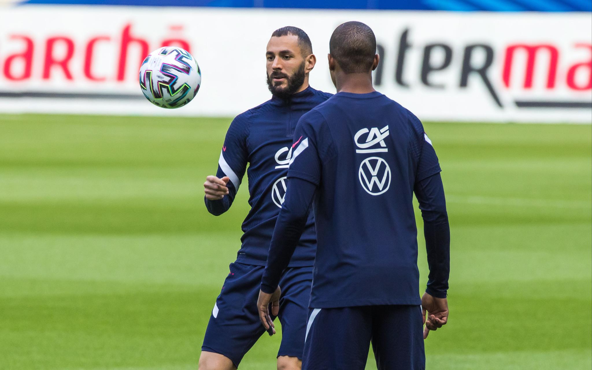 英格兰队险胜法国队，奥恰洛夫带队取胜