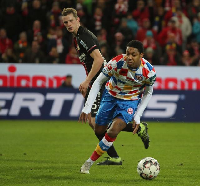 皇冠队在主场势不可挡，让对手望尘莫及