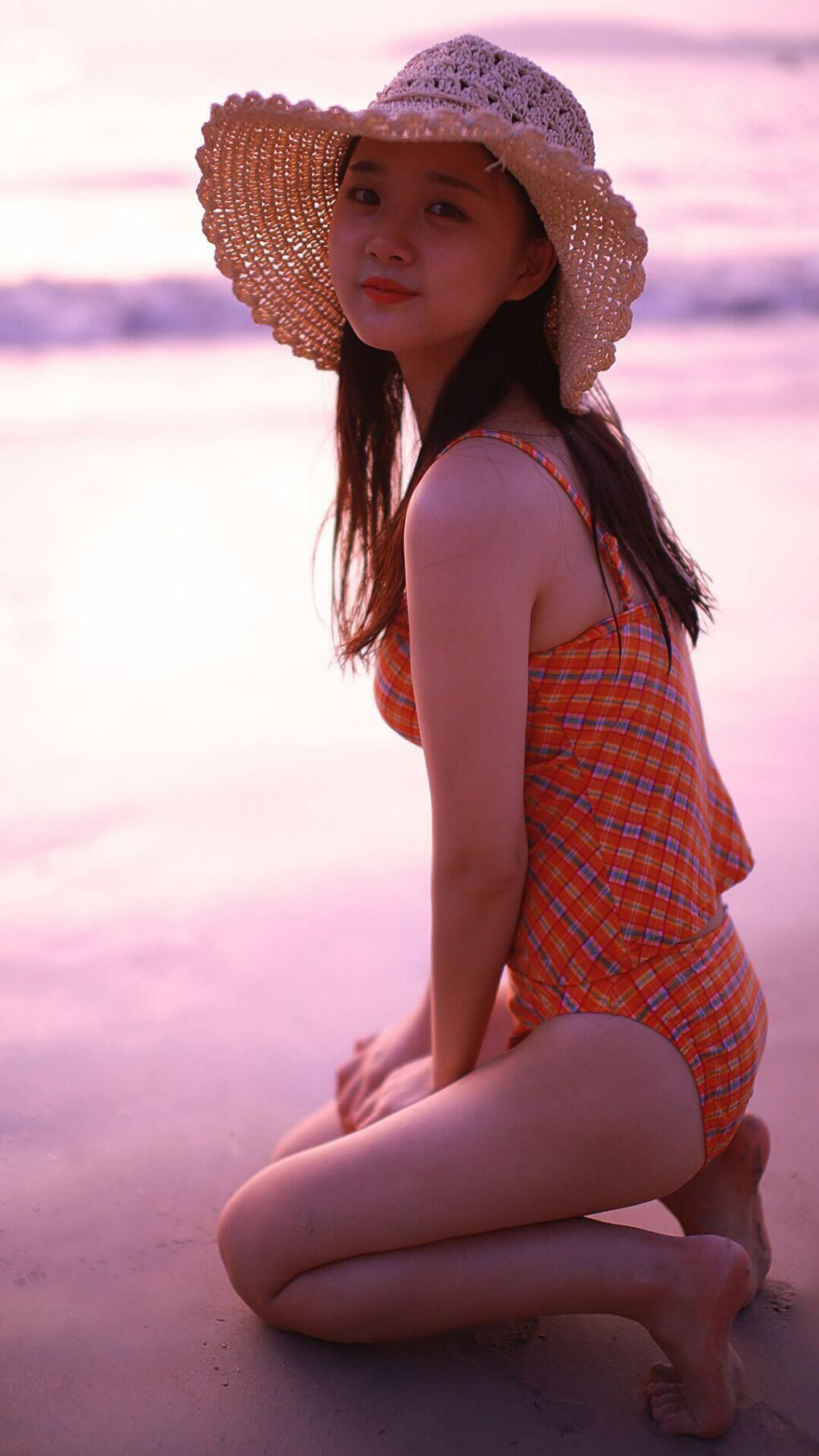 绿茵暗影与烈焰玫瑰，阿尔瓦雷斯如何点燃寂静赛场