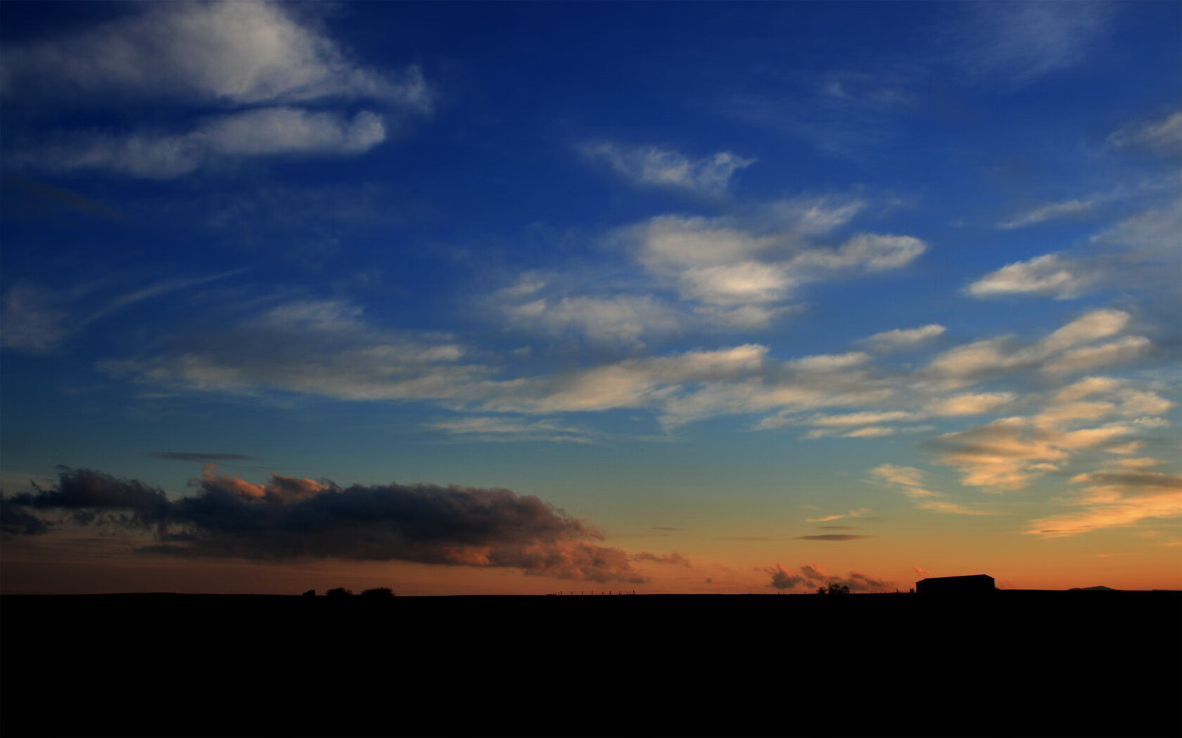 当诺坎普的晨曦照亮巴黎夜空，一场足球的时空对话