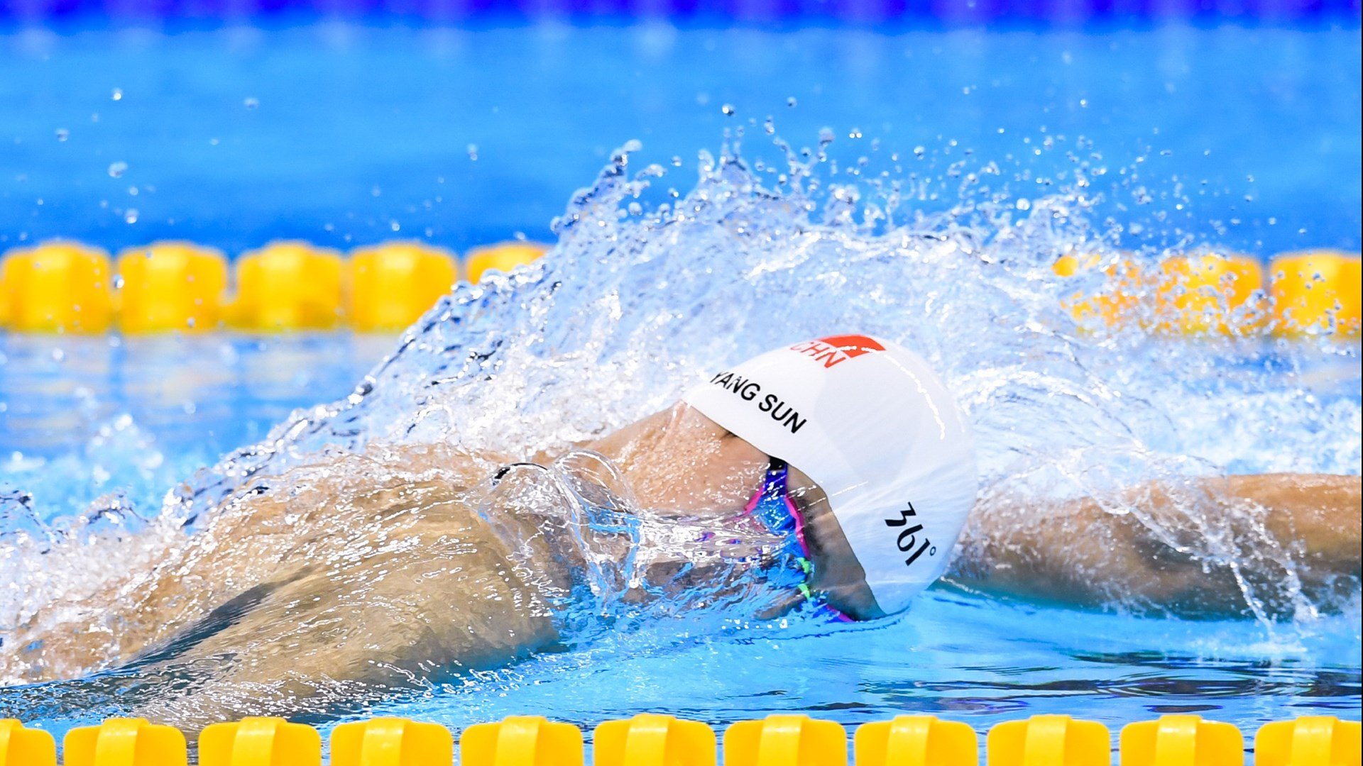 两场无关的胜利，一粒尘埃与一道闪电如何讲述足球的永恒